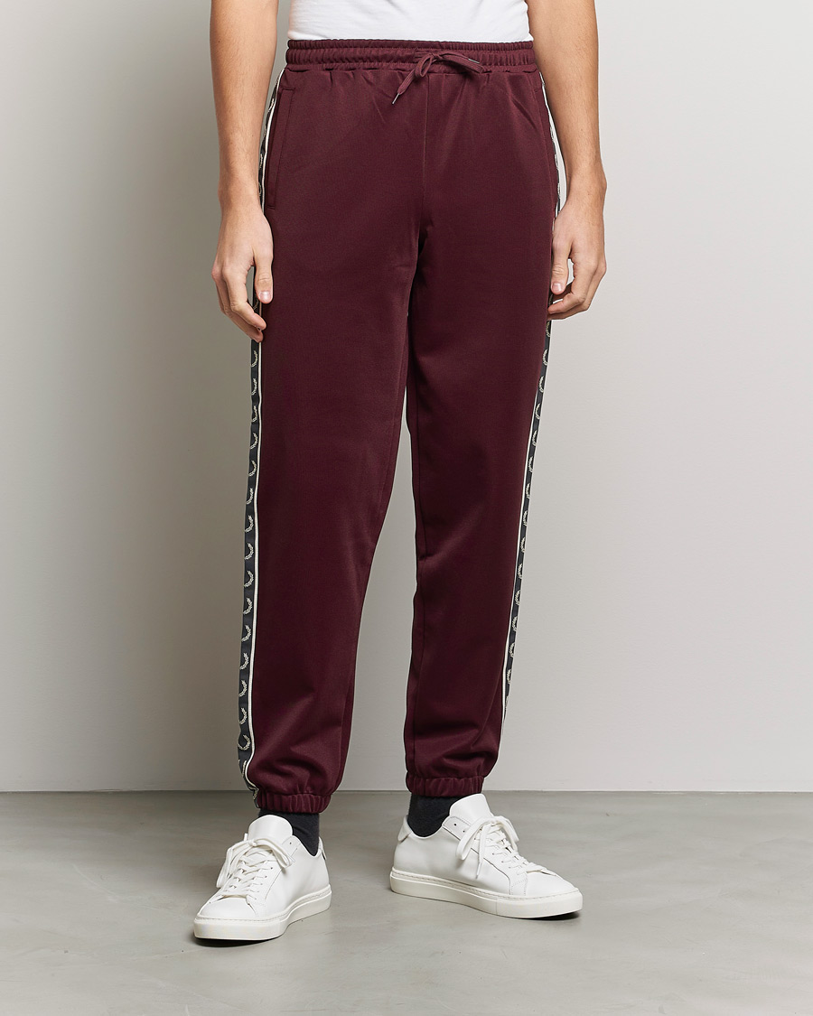 Herr | Mjukisbyxor | Fred Perry | Taped Track Pants Oxblood