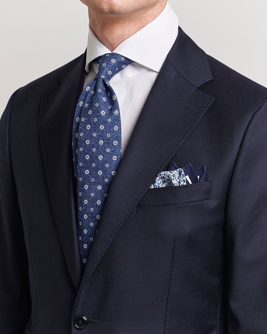 Herr | Amanda Christensen Box Set Printed Linen 8cm Tie With Pocket Square Navy | Amanda Christensen | Box Set Printed Linen 8cm Tie With Pocket Square Navy