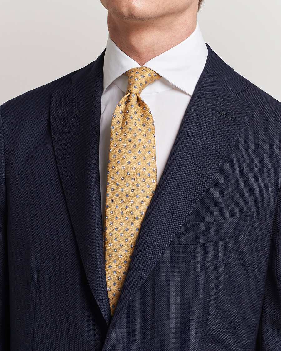 Herr | Amanda Christensen Linen Printed Medallion 8cm Tie Yellow | Amanda Christensen | Linen Printed Medallion 8cm Tie Yellow