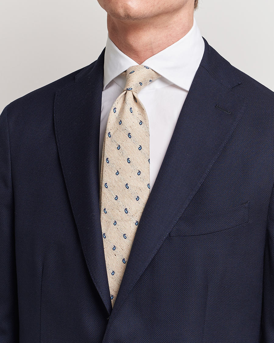 Herr | Amanda Christensen Silk/Linen/Cotton Paisley 8cm Tie Sand | Amanda Christensen | Silk/Linen/Cotton Paisley 8cm Tie Sand