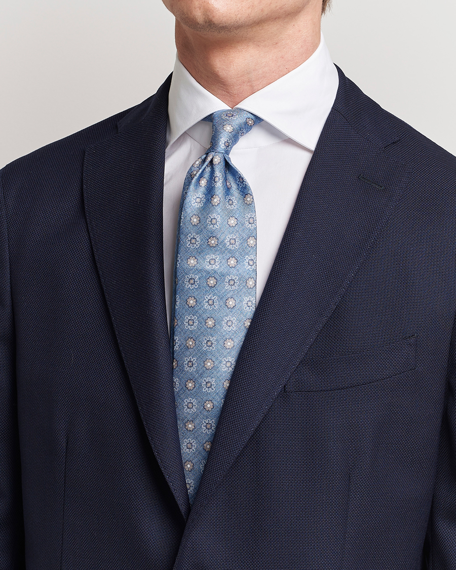 Herr | Amanda Christensen Silk Oxford Printed Flower 8cm Tie Blue | Amanda Christensen | Silk Oxford Printed Flower 8cm Tie Blue
