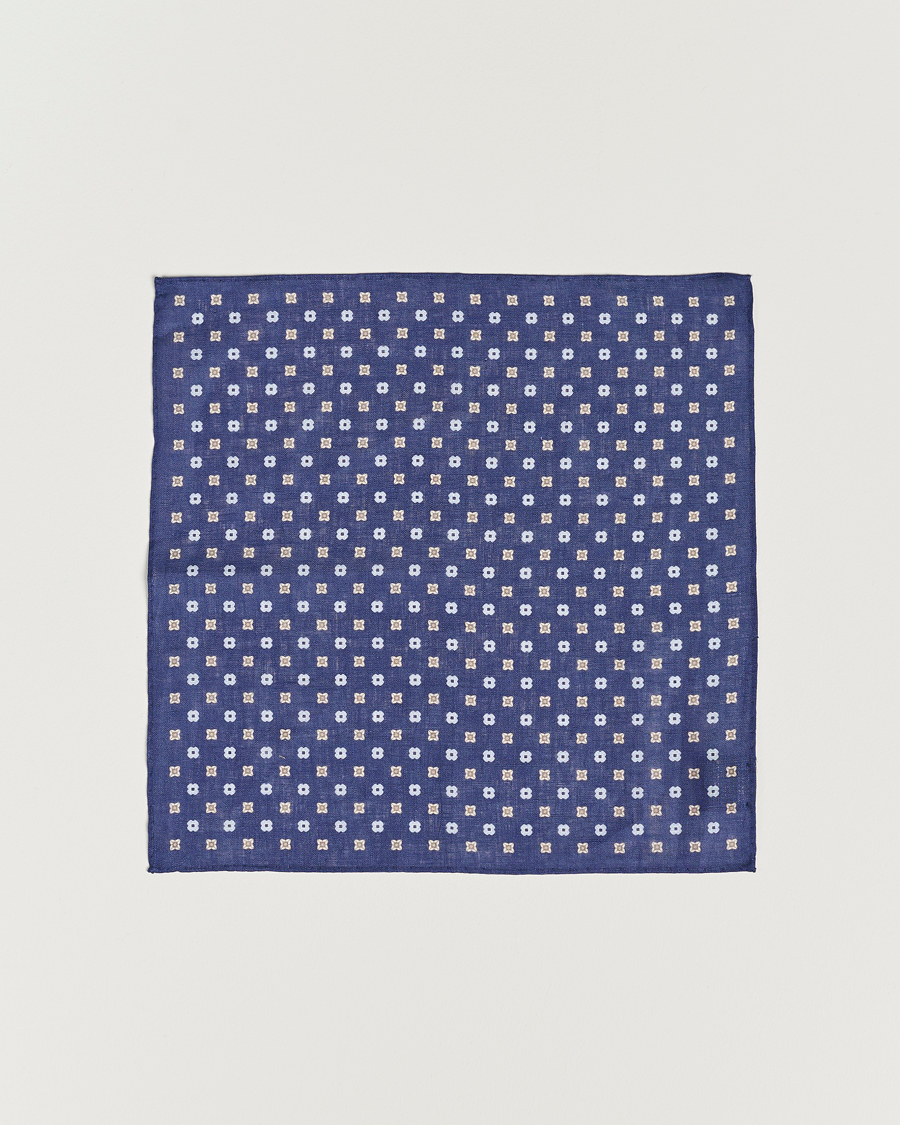 Herr | Amanda Christensen Linen Printed Flower Pocket Square Navy | Amanda Christensen | Linen Printed Flower Pocket Square Navy