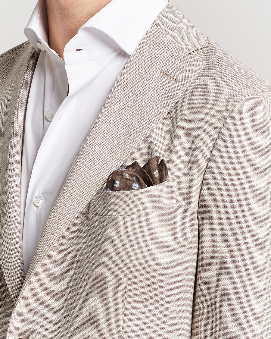 Herr | Amanda Christensen Linen Printed Flower Pocket Square Brown | Amanda Christensen | Linen Printed Flower Pocket Square Brown