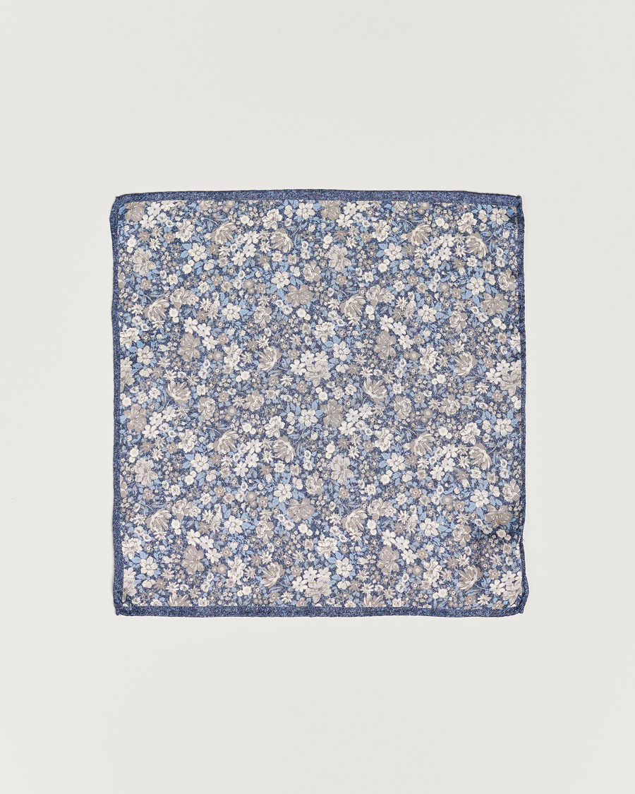 Herr | Amanda Christensen Silk Oxford Printed Flower Pocket Square Navy | Amanda Christensen | Silk Oxford Printed Flower Pocket Square Navy