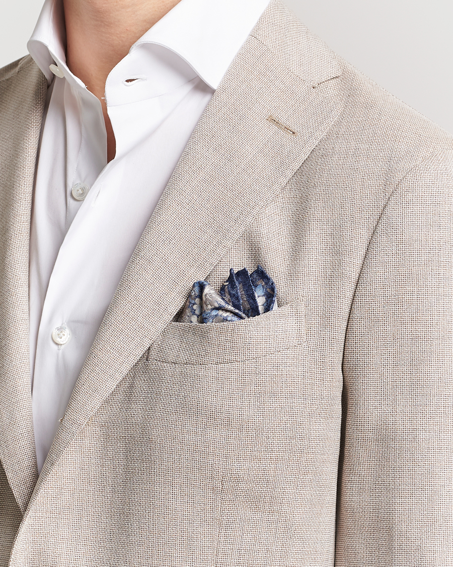Herr | Amanda Christensen Silk Oxford Printed Flower Pocket Square Navy | Amanda Christensen | Silk Oxford Printed Flower Pocket Square Navy