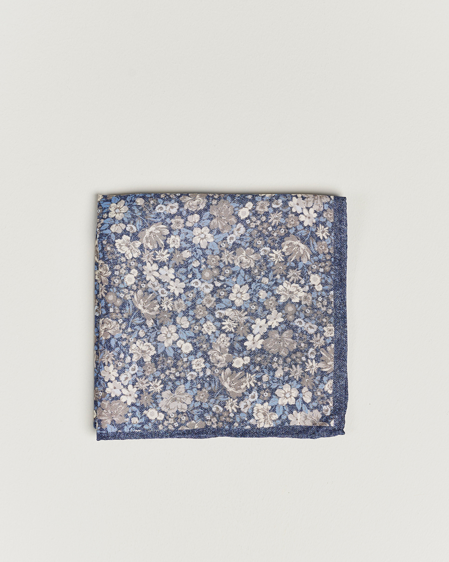 Herr | Amanda Christensen Silk Oxford Printed Flower Pocket Square Navy | Amanda Christensen | Silk Oxford Printed Flower Pocket Square Navy