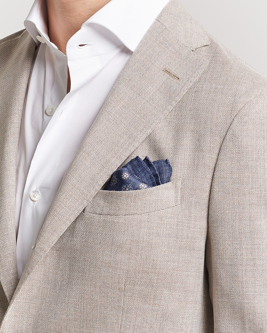 Herr | Amanda Christensen Silk Oxford Printed Flower Porcket Square Navy | Amanda Christensen | Silk Oxford Printed Flower Porcket Square Navy