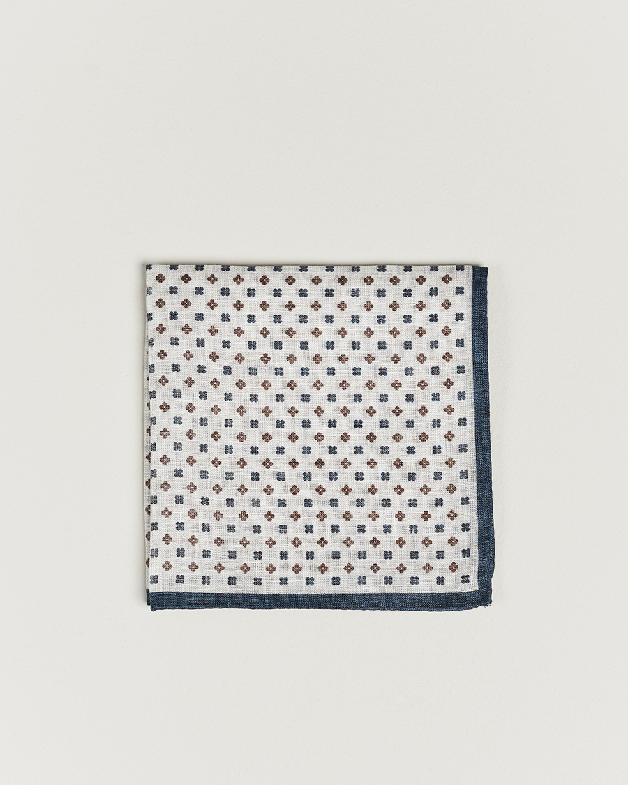 Herr | Amanda Christensen Linen Paspoal Printed Flower Pocket Square White/Navy | Amanda Christensen | Linen Paspoal Printed Flower Pocket Square White/Navy
