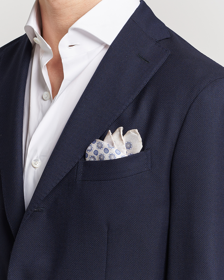 Herr | Näsdukar | Amanda Christensen | Silk Twill Printed Medallion Pocket Square White