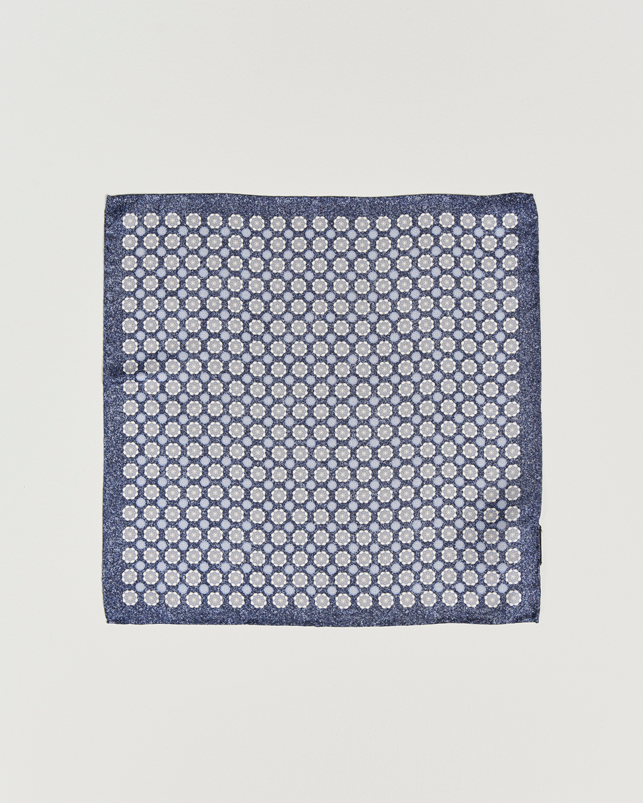 Herr | Amanda Christensen Silk Twill Printed Medallion Pocket Square Navy | Amanda Christensen | Silk Twill Printed Medallion Pocket Square Navy