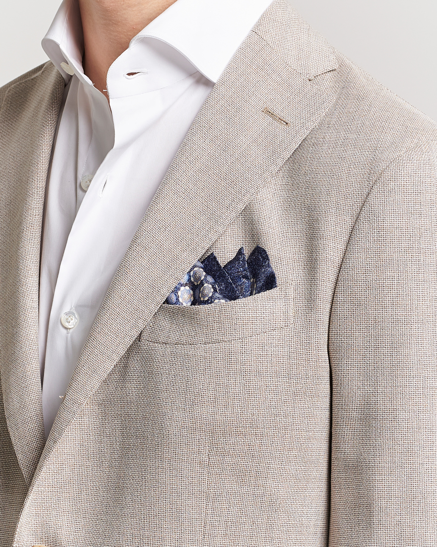 Herr | Amanda Christensen Silk Twill Printed Medallion Pocket Square Navy | Amanda Christensen | Silk Twill Printed Medallion Pocket Square Navy