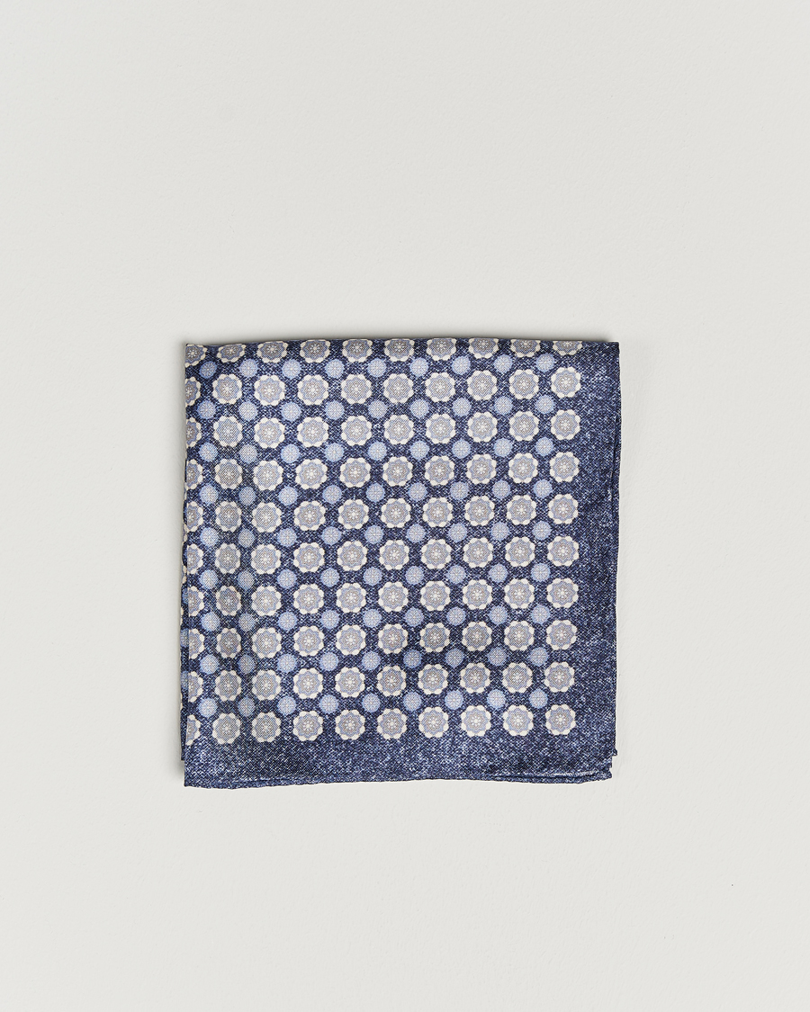 Herr | Amanda Christensen Silk Twill Printed Medallion Pocket Square Navy | Amanda Christensen | Silk Twill Printed Medallion Pocket Square Navy