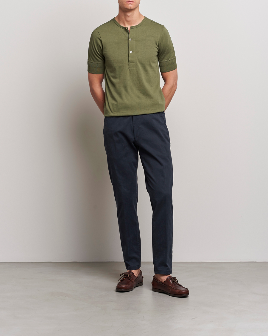 Herr | T-Shirts | Merz b. Schwanen | Short Sleeve Organic Cotton Henley Army