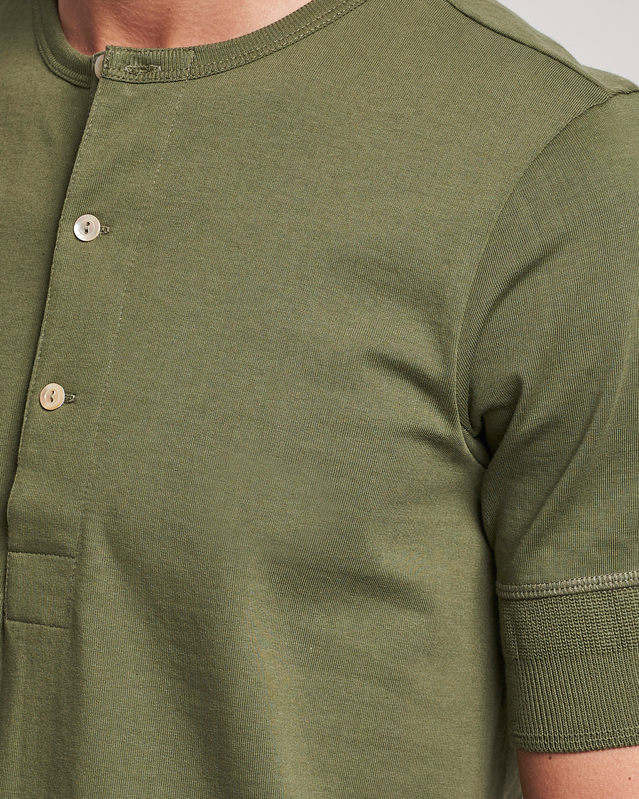 Herr | T-Shirts | Merz b. Schwanen | Short Sleeve Organic Cotton Henley Army