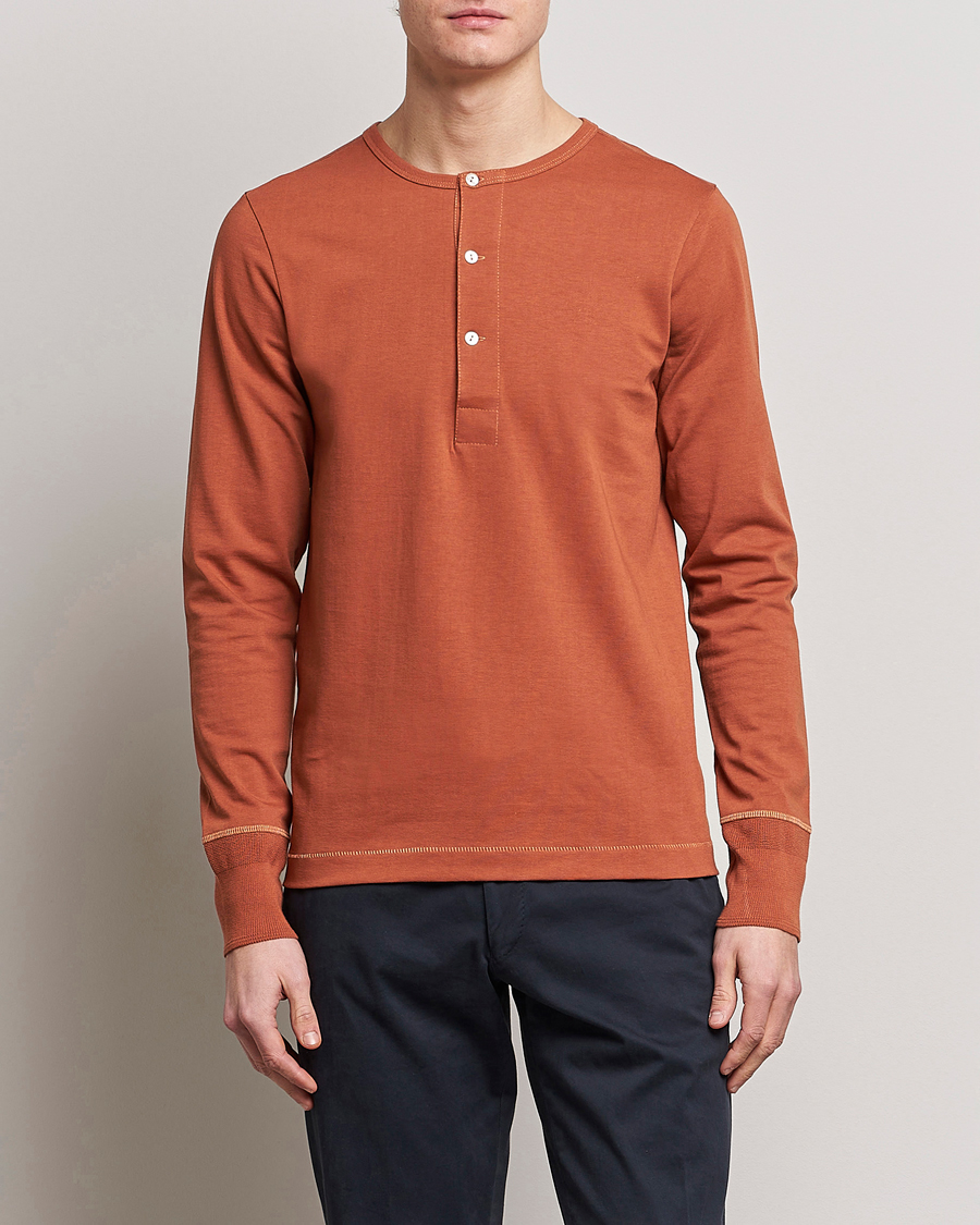 Herr | Farfarströjor | Merz b. Schwanen | Classic Organic Cotton Henley Sweater Sierra Red