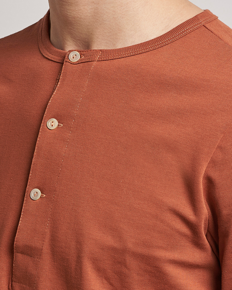 Herr | Tröjor | Merz b. Schwanen | Classic Organic Cotton Henley Sweater Sierra Red