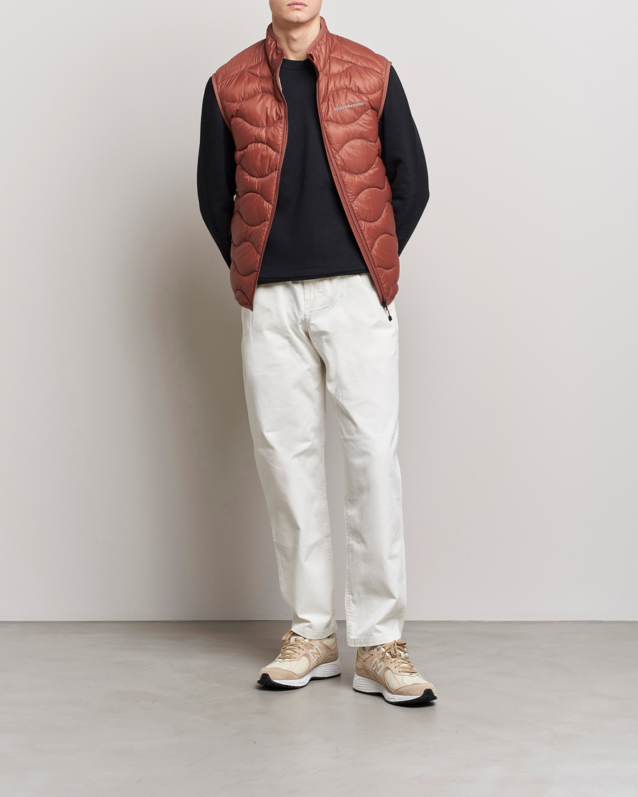 Herr | Västar | Peak Performance | Helium Down Vest Classic Clay
