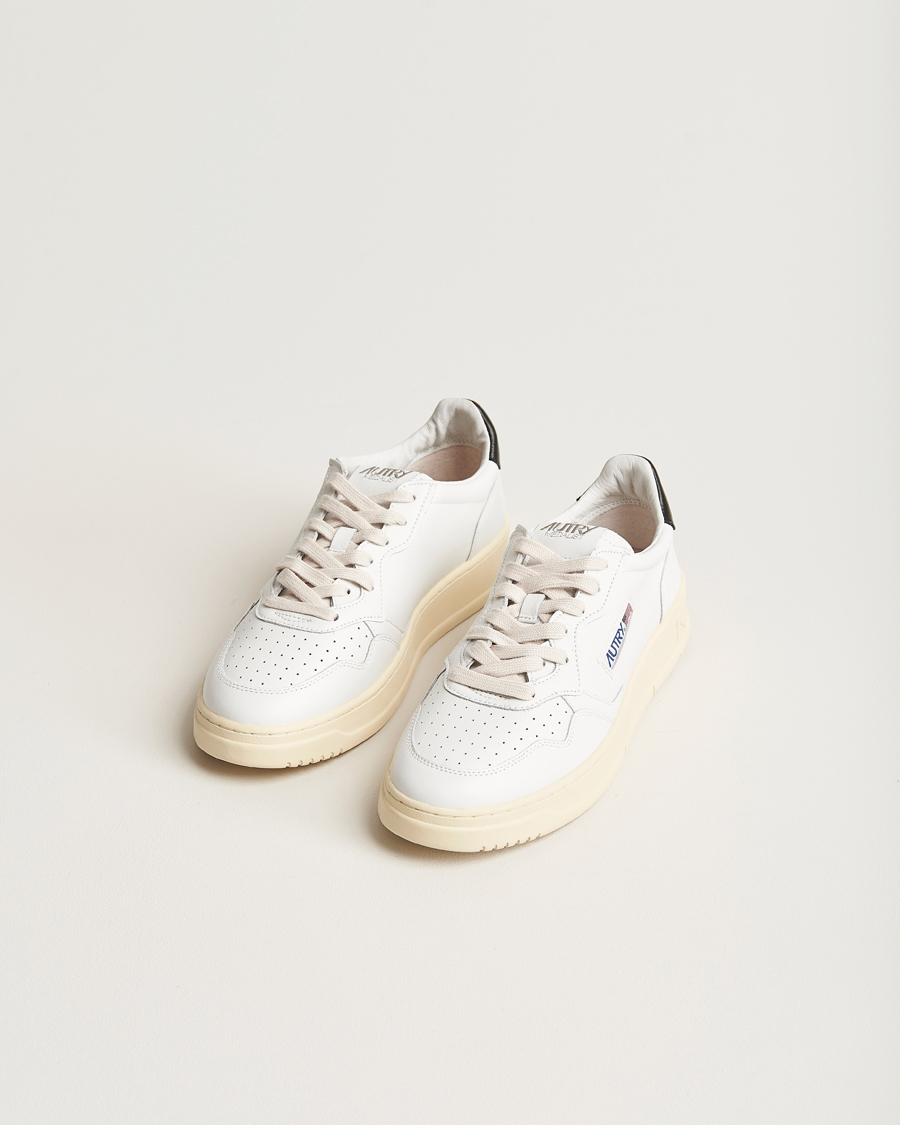 Herr | Sneakers | Autry | Medalist Low Super Soft Goat Leather Sneaker White/Black