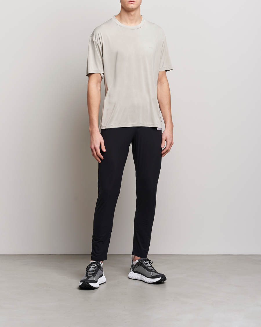 Herr | T-Shirts | Satisfy | AuraLite T-Shirt Mineral Dune