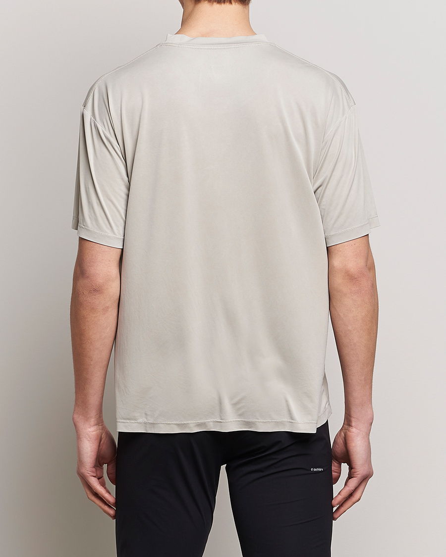Herr | T-Shirts | Satisfy | AuraLite T-Shirt Mineral Dune
