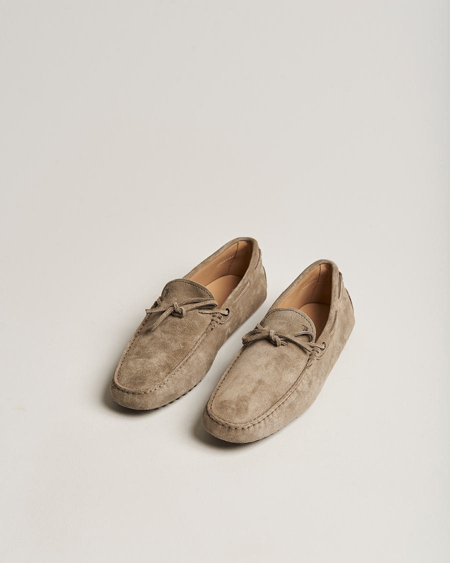 Herr | Tod's Laccetto Gommino Carshoe Taupe Suede | Tod's | Laccetto Gommino Carshoe Taupe Suede