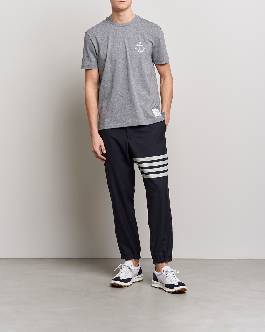 Herr | T-Shirts | Thom Browne | Anchor Embroidered T-Shirt Light Grey