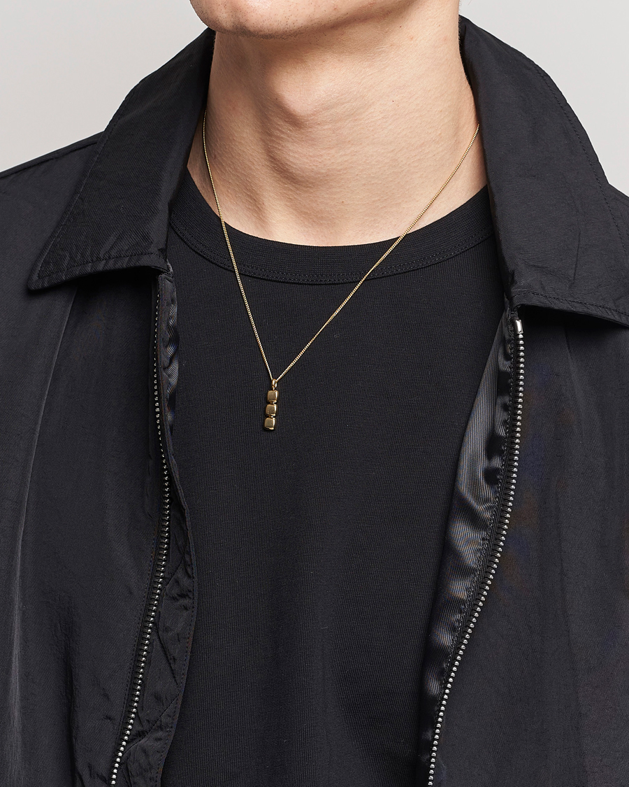 Herr | Tom Wood Mini Cushion Pendant Necklace Gold | Tom Wood | Mini Cushion Pendant Necklace Gold