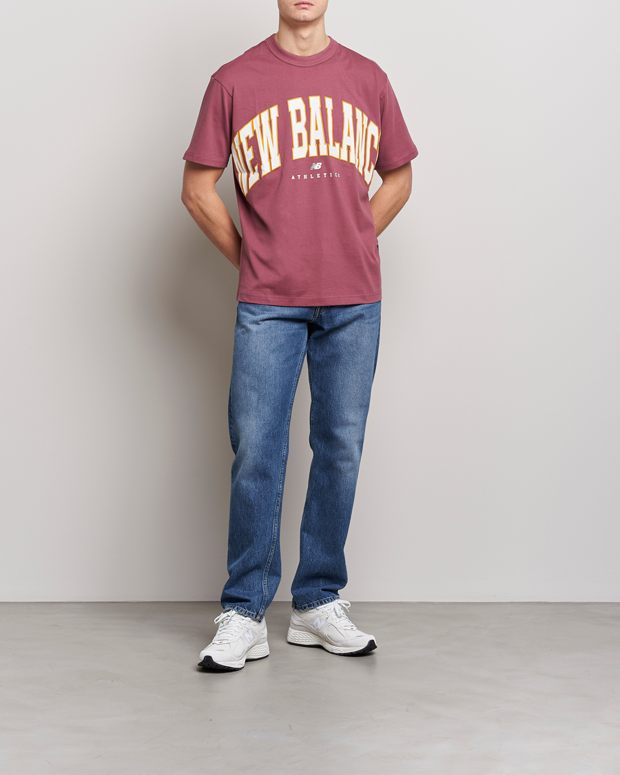 Herr | T-Shirts | New Balance | Athletics Warped T-Shirt Washed Burgundy
