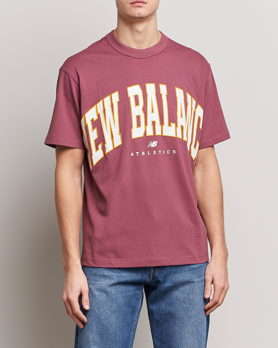 Herr | T-Shirts | New Balance | Athletics Warped T-Shirt Washed Burgundy