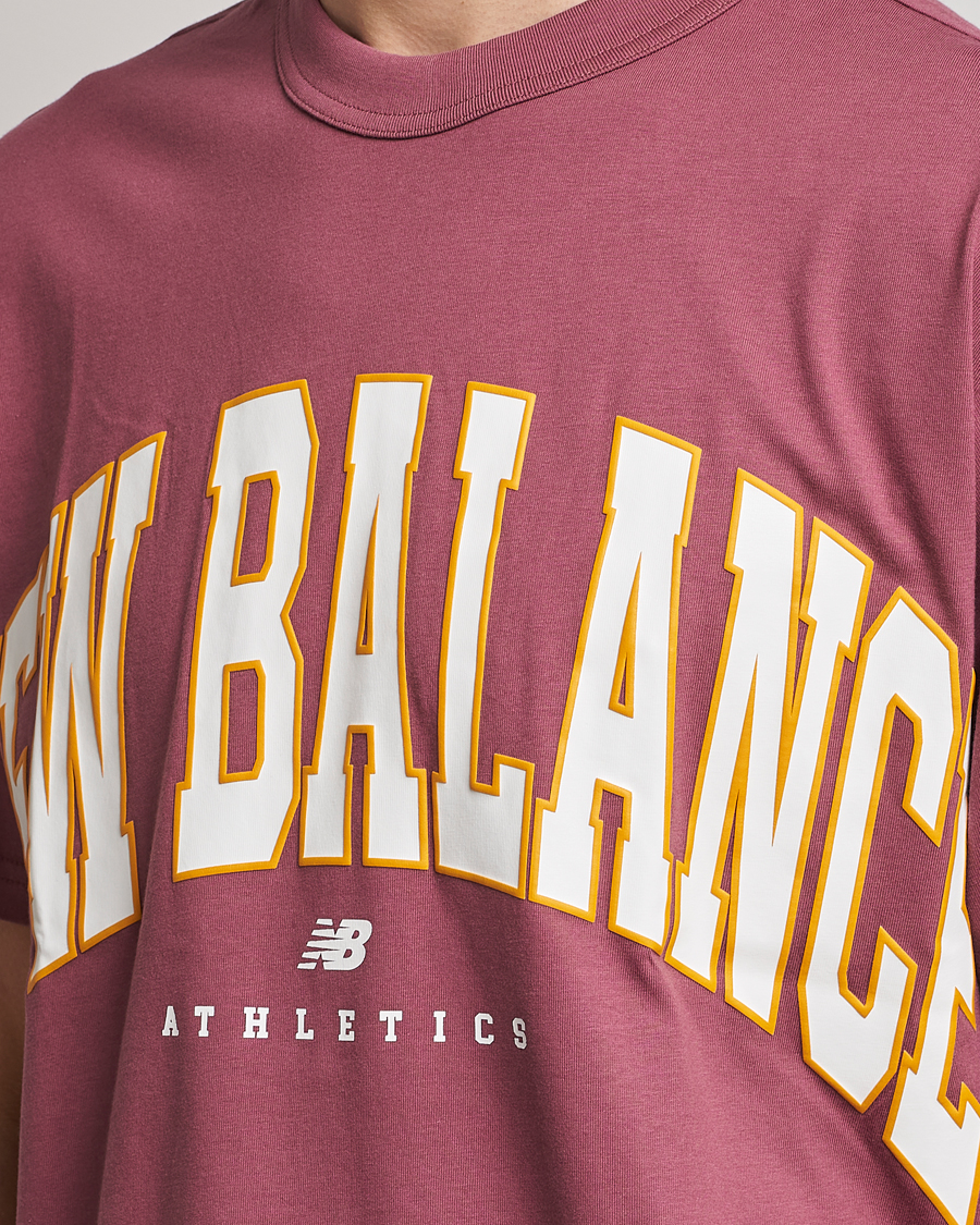 Herr | T-Shirts | New Balance | Athletics Warped T-Shirt Washed Burgundy