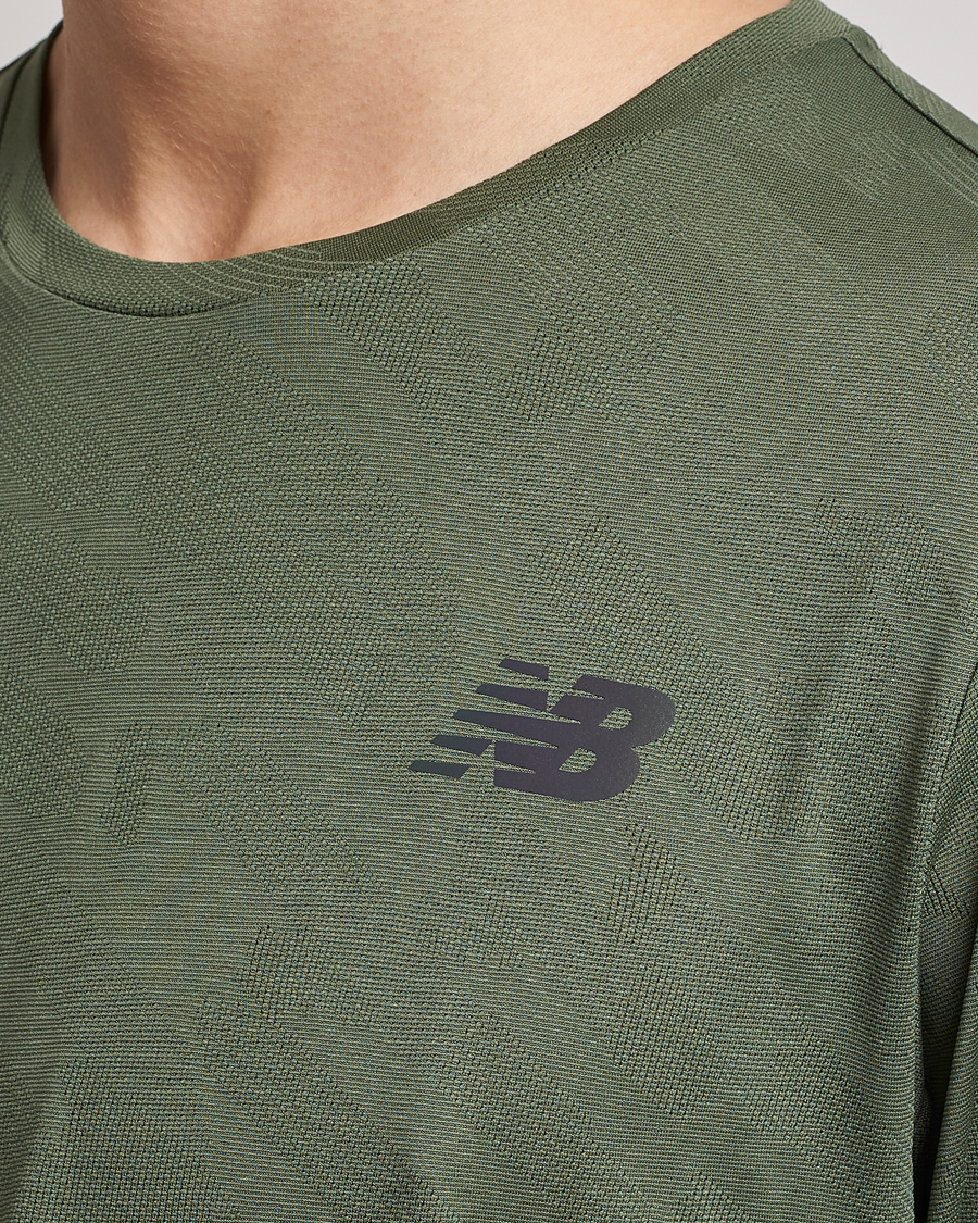 Herr | T-Shirts | New Balance Running | Q Speed Jacquard Long Sleeve T-Shirt Olive