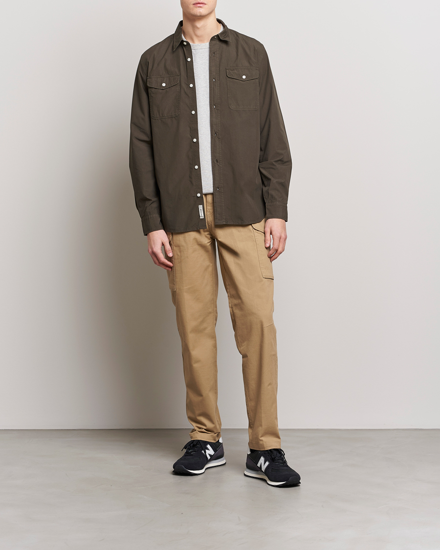 Herr | Skjortor | Woolrich | Poplin Garment Dyed Pocket Shirt Dark Green