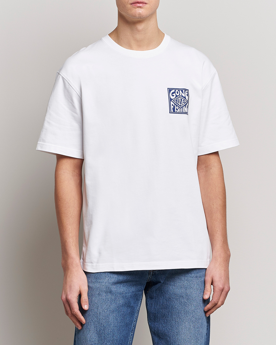 Herr | T-Shirts | Samsøe Samsøe | Samsøe & Samsøe Gone Fishing T-Shirt White