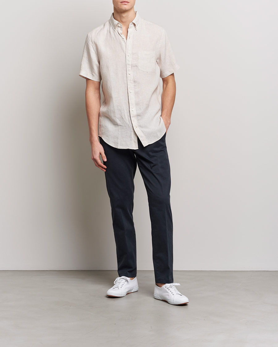 Herr | Skjortor | GANT | Regular Fit Striped Linen Short Sleeve Shirt Dry Sand