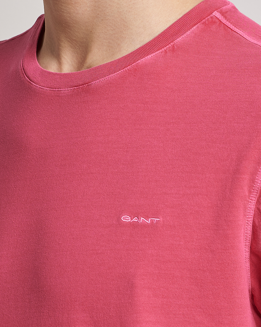 Herr | T-Shirts | GANT | Sunbleached T-Shirt Magenta Pink