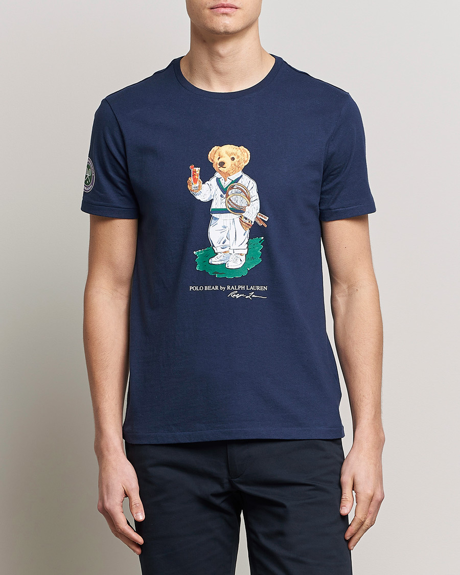 Herr |  | Polo Ralph Lauren | Printed Wimbledon Bear Crew Neck T-Shirt Na