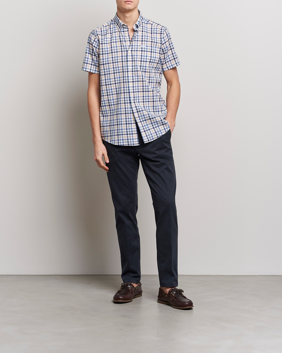 Herr | Skjortor | Barbour Lifestyle | Tailored Fit Kinson Short Sleeve Checked Shirt Stone
