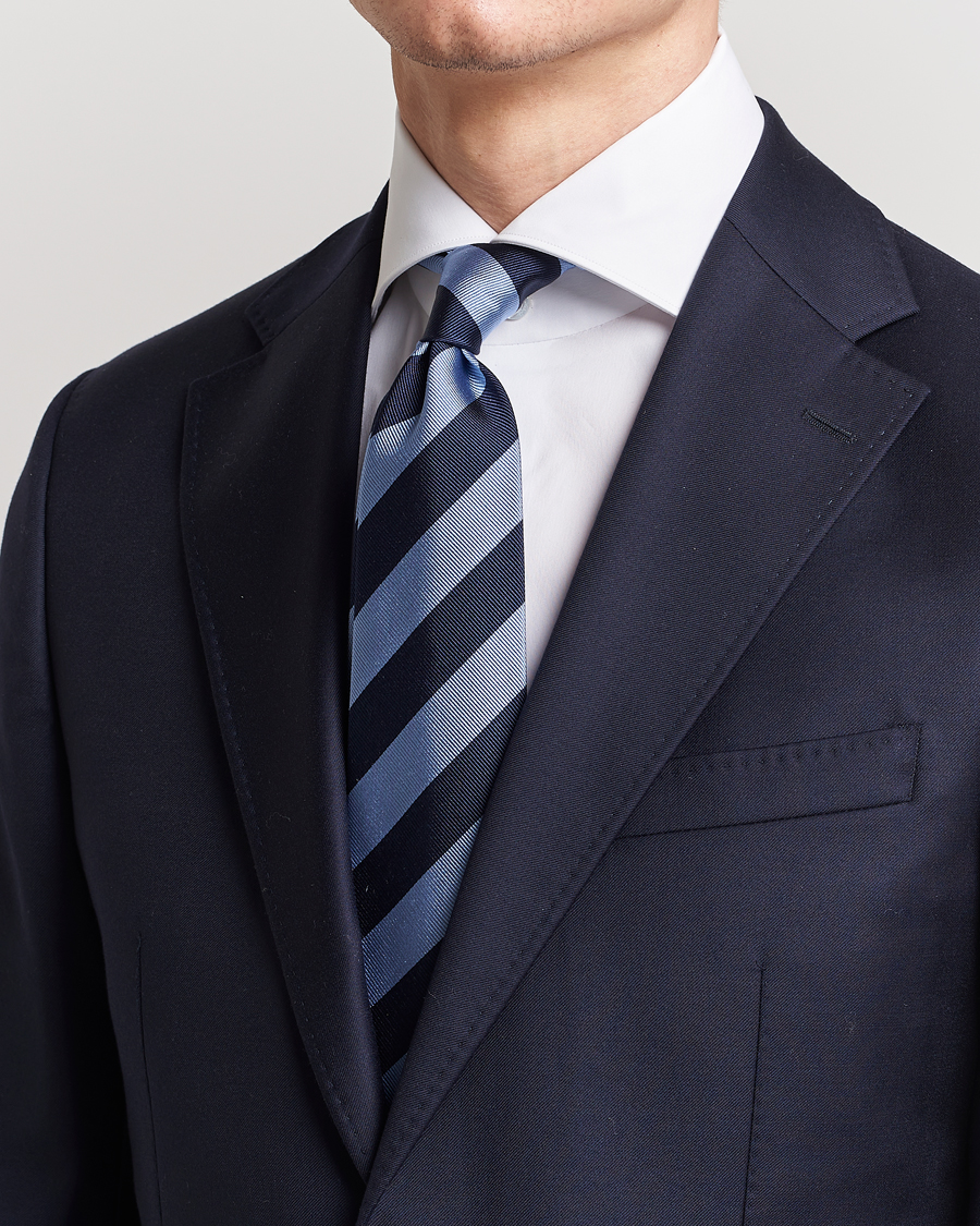Herr | Amanda Christensen Regemental Stripe Classic Tie 8 cm Sky Blue/Navy | Amanda Christensen | Regemental Stripe Classic Tie 8 cm Sky Blue/Navy