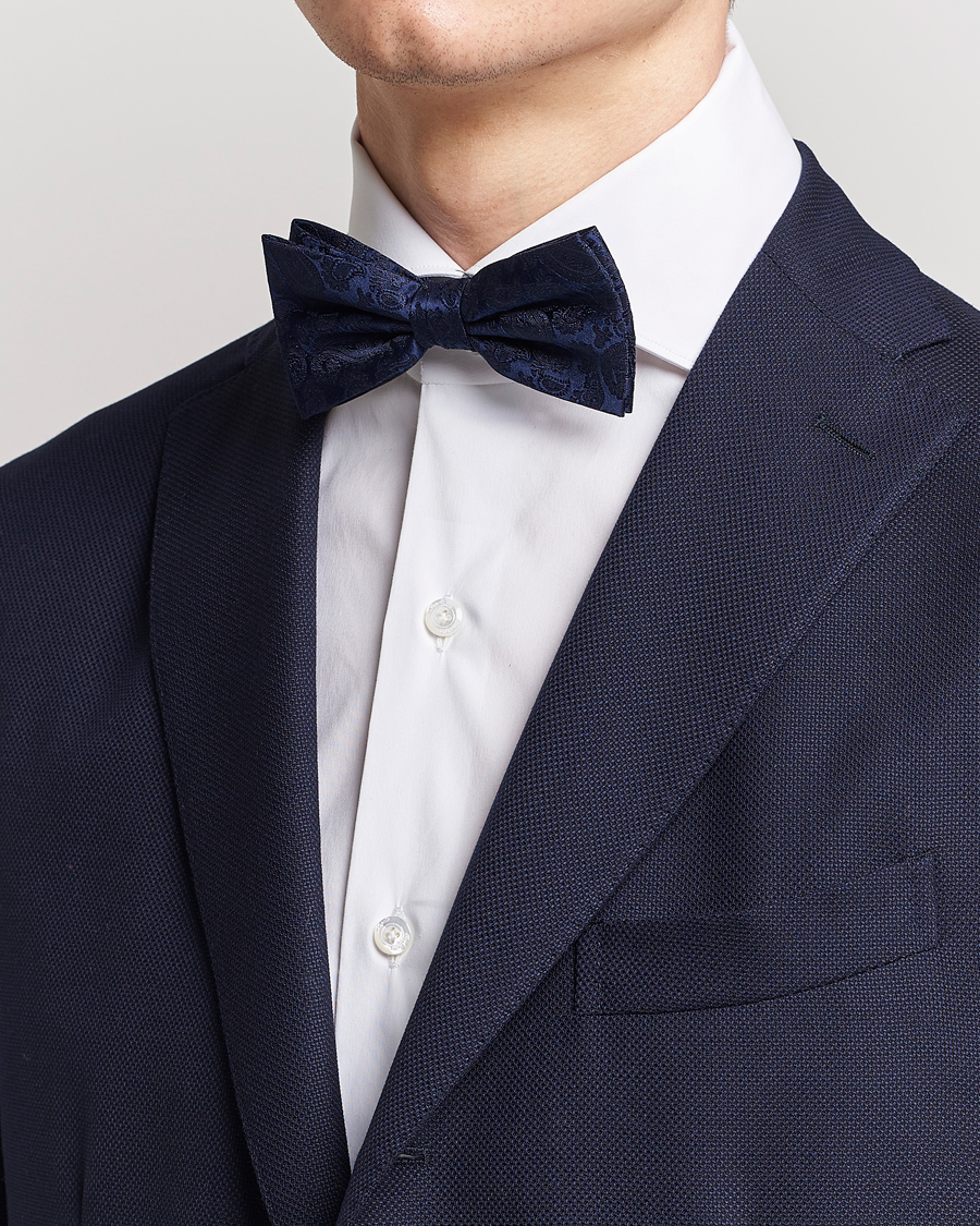 Herr | Amanda Christensen Tonal Paisley Pre Tie Silk Navy | Amanda Christensen | Tonal Paisley Pre Tie Silk Navy