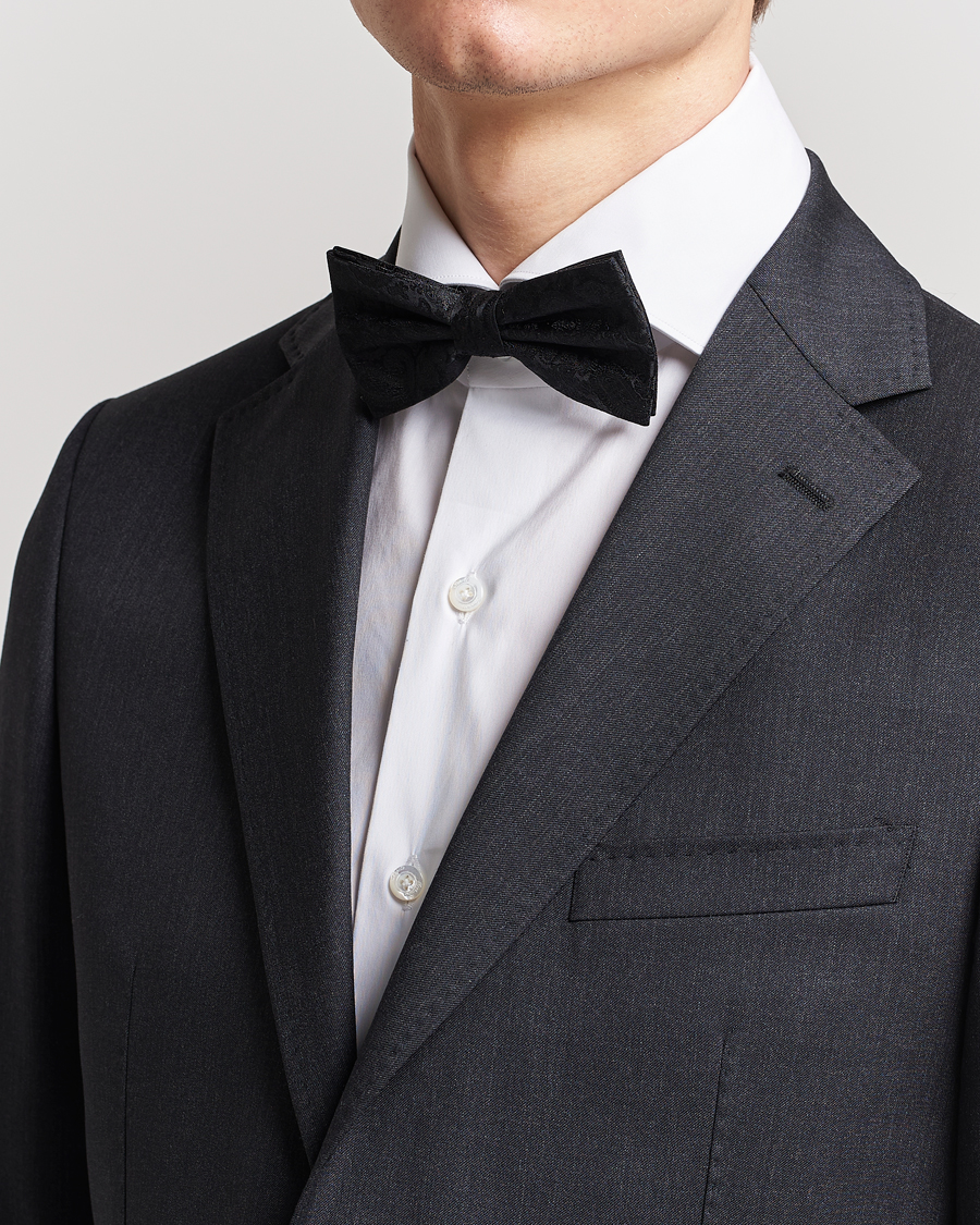 Herr | Amanda Christensen Tonal Paisley Pre Tie Silk Black | Amanda Christensen | Tonal Paisley Pre Tie Silk Black