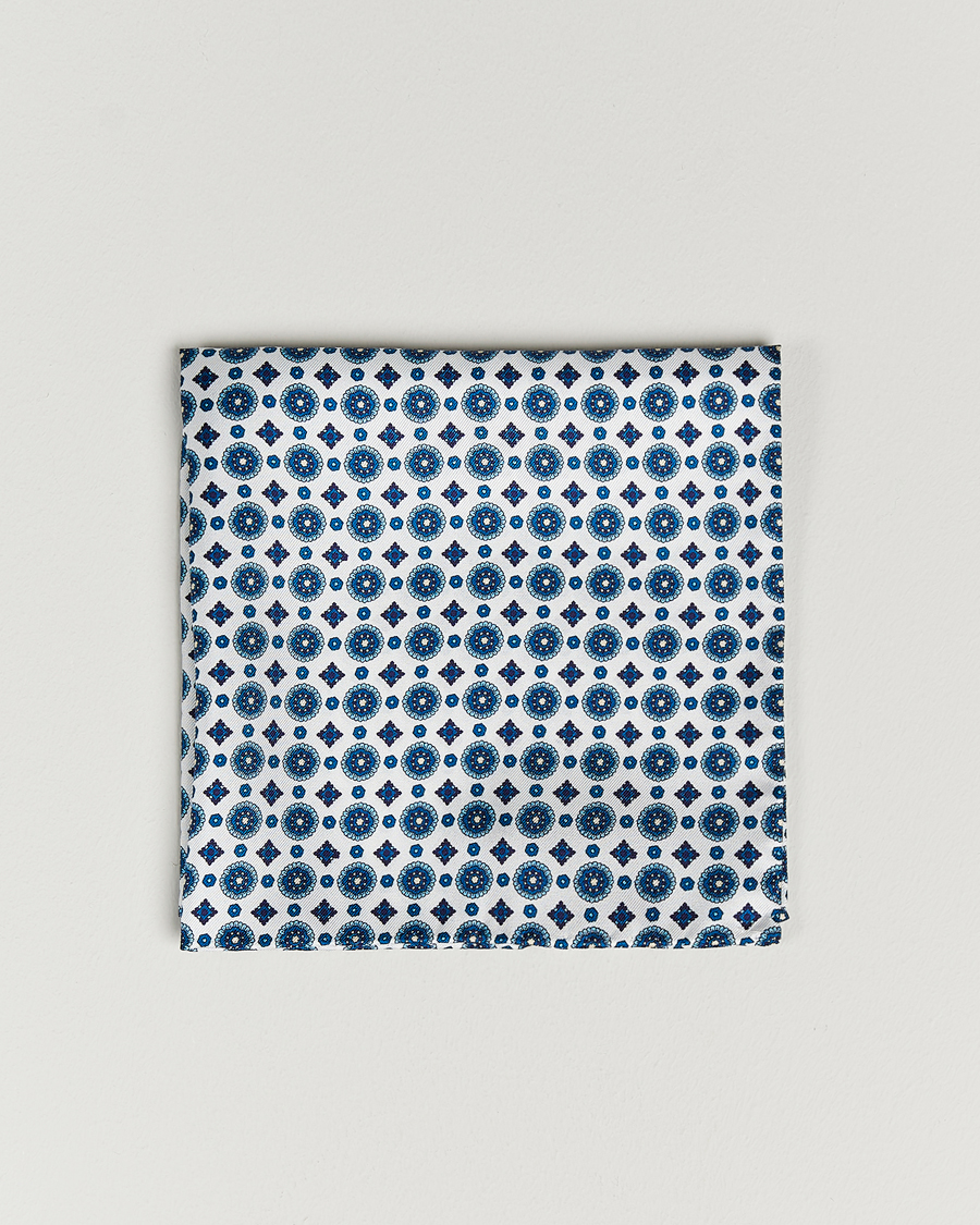 Herr | Amanda Christensen Medallion Silk Pocket Square White | Amanda Christensen | Medallion Silk Pocket Square White