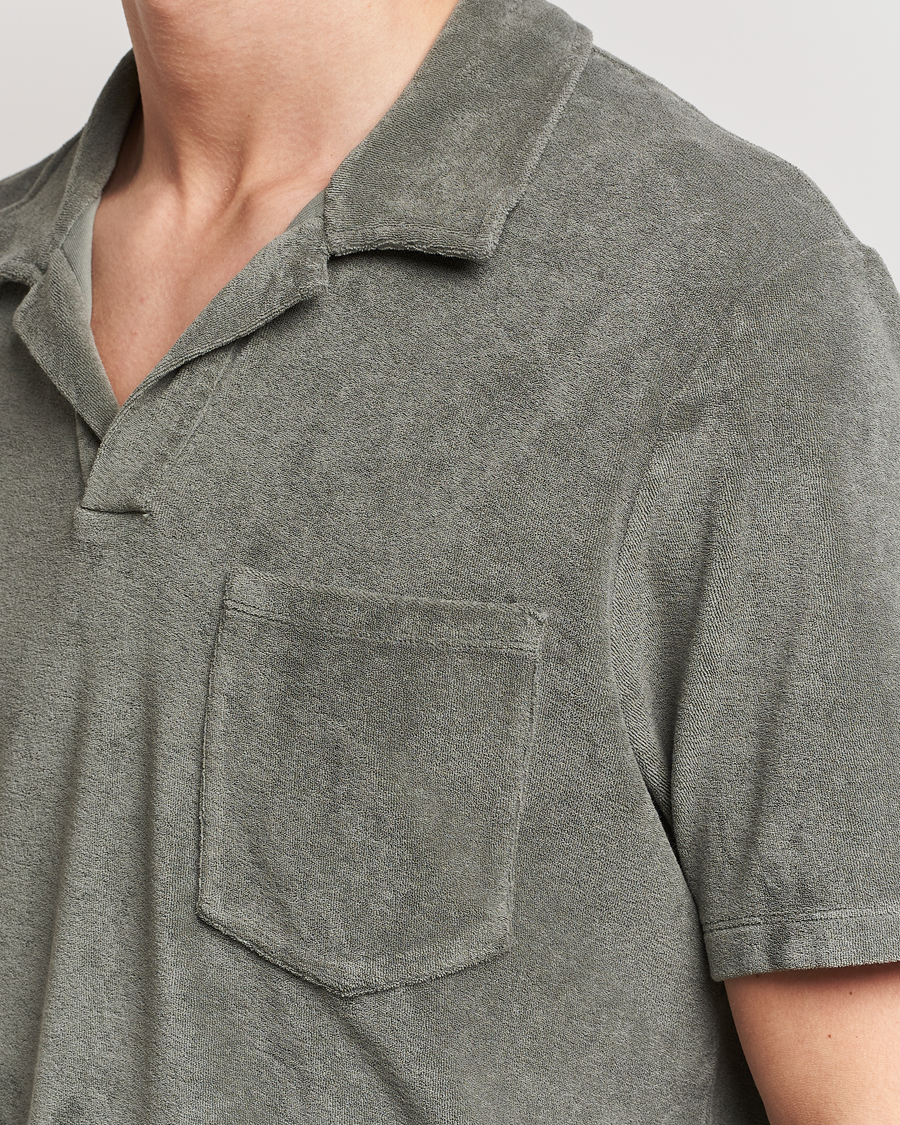 Herr | Pikéer | A Day's March | Terry Polo Dusty Green