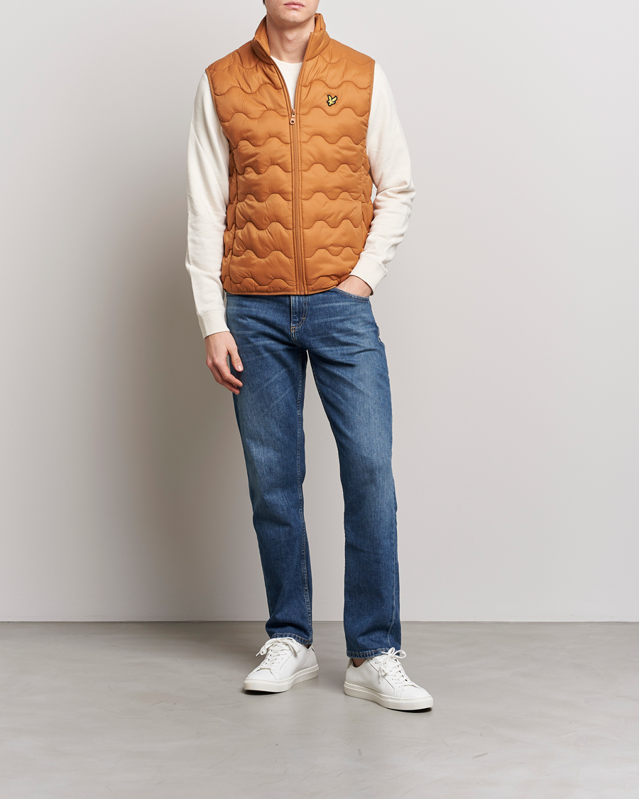 Herr | Västar | Lyle & Scott | Crest Quilted Gilet Vest Salt Burne