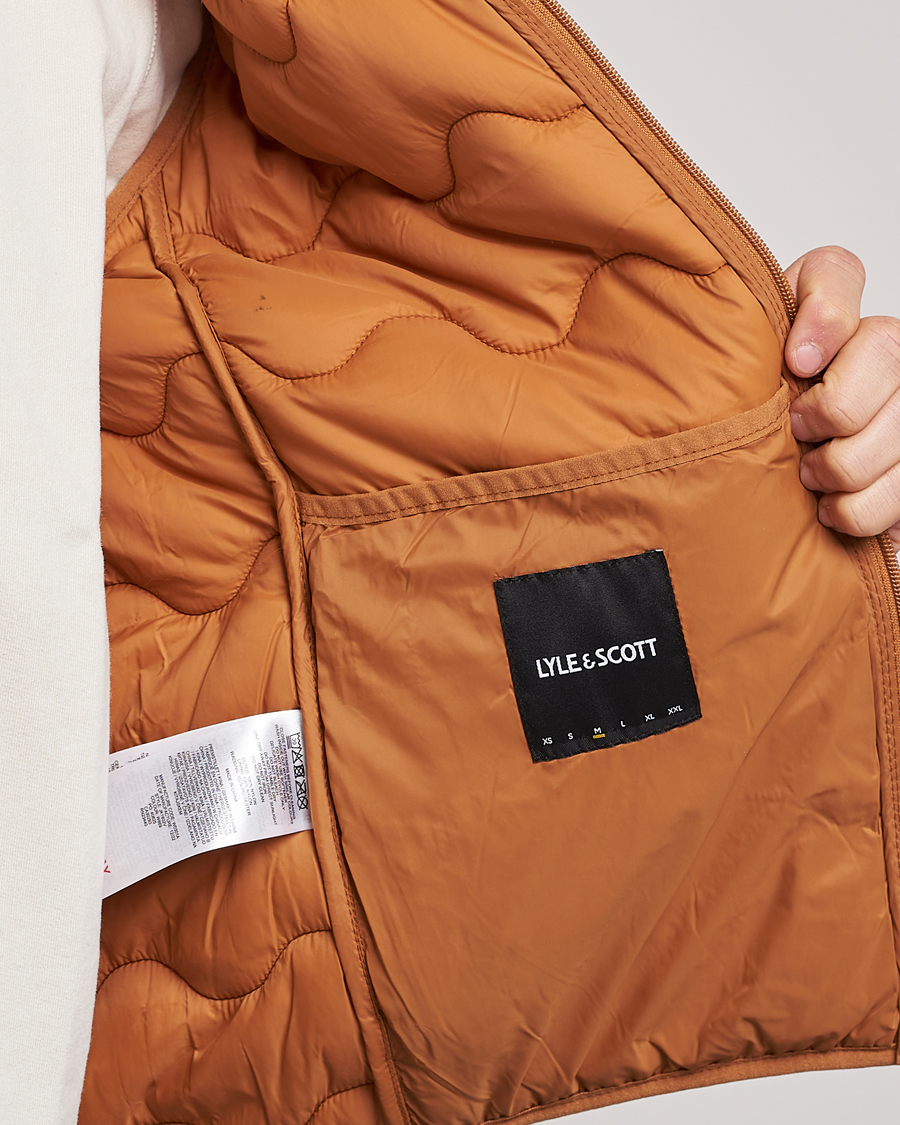 Herr | Västar | Lyle & Scott | Crest Quilted Gilet Vest Salt Burne