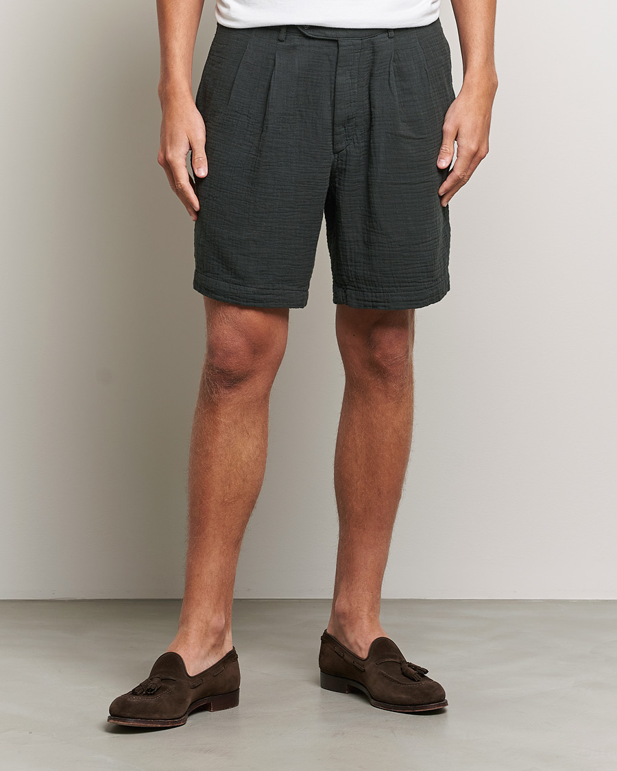 Herr | Chinosshorts | Oscar Jacobson | Tanker Pleated Crepe Cotton Shorts Green