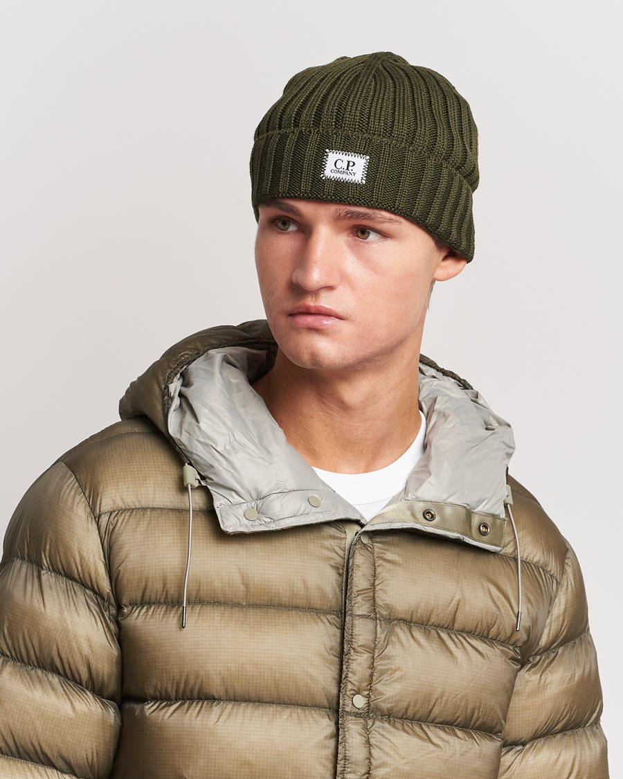 Herr | C.P. Company Knitted Merino Logo Beanie Olive | C.P. Company | Knitted Merino Logo Beanie Olive