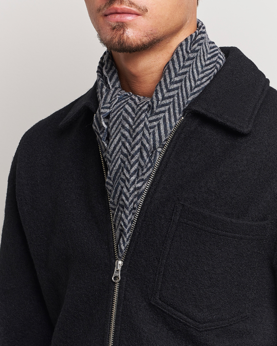Herr | Giorgio Armani Cashmere Chevron Scarf Navy/Grey | Giorgio Armani | Cashmere Chevron Scarf Navy/Grey