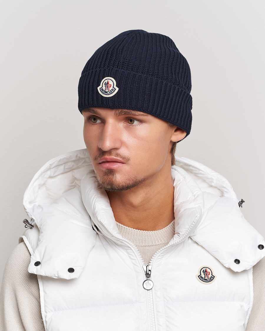 Herr | Moncler Logo Embossed Beanie Navy | Moncler | Logo Embossed Beanie Navy