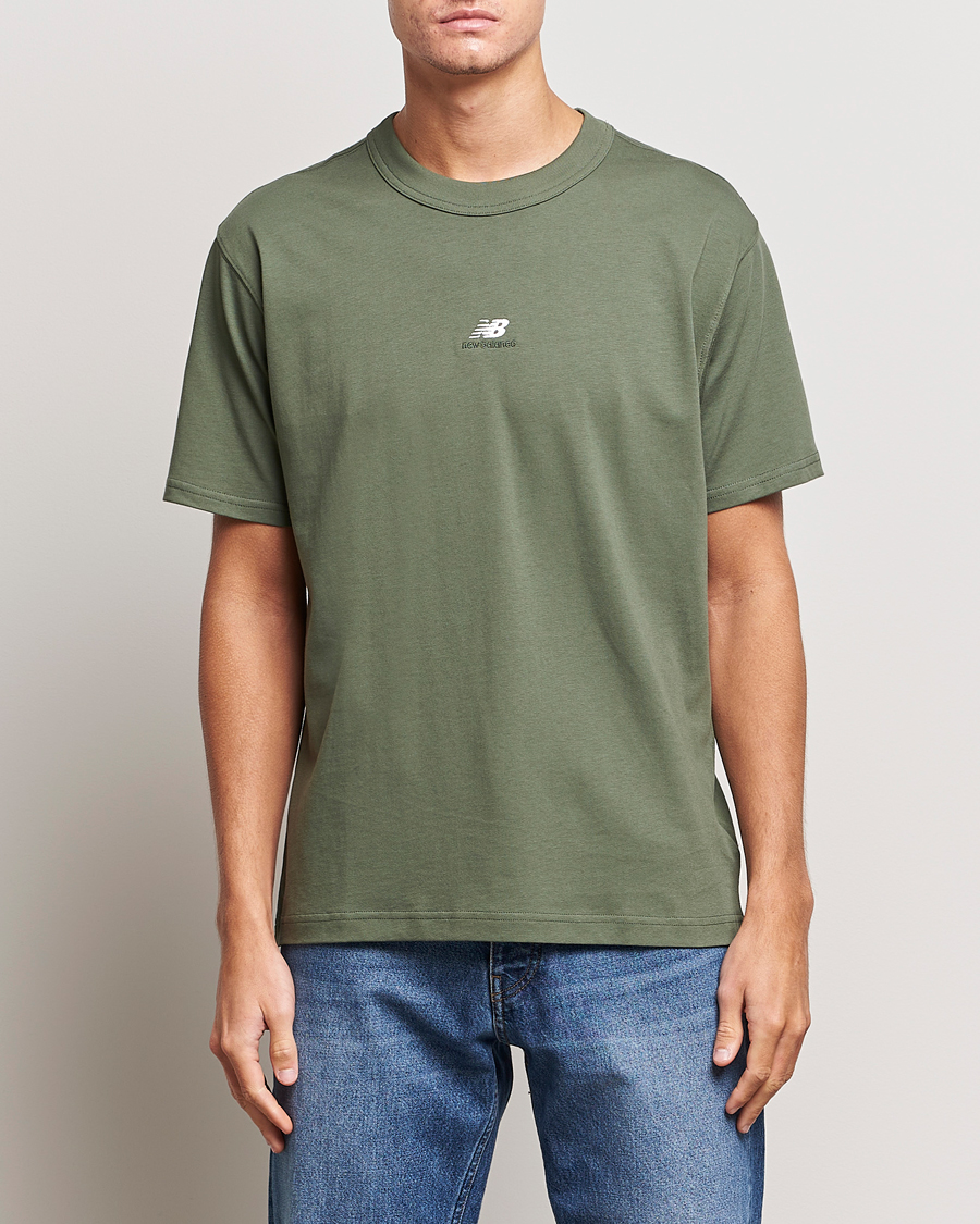 Herr | Kortärmade t-shirts | New Balance | Athletics Graphic T-Shirt Deep Olive Green
