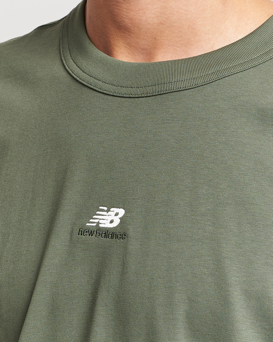 Herr | T-Shirts | New Balance | Athletics Graphic T-Shirt Deep Olive Green